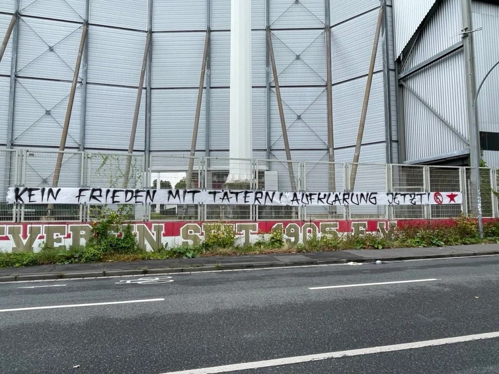 Am Bruchwegstadion, wo Mainz 05 früher spielte, wurde ein Spruchband mit dem Text:" Kein Frieden mit Tätern! Aufklärung jetzt! " angebracht, die 6 steht für Kaishū Sano.